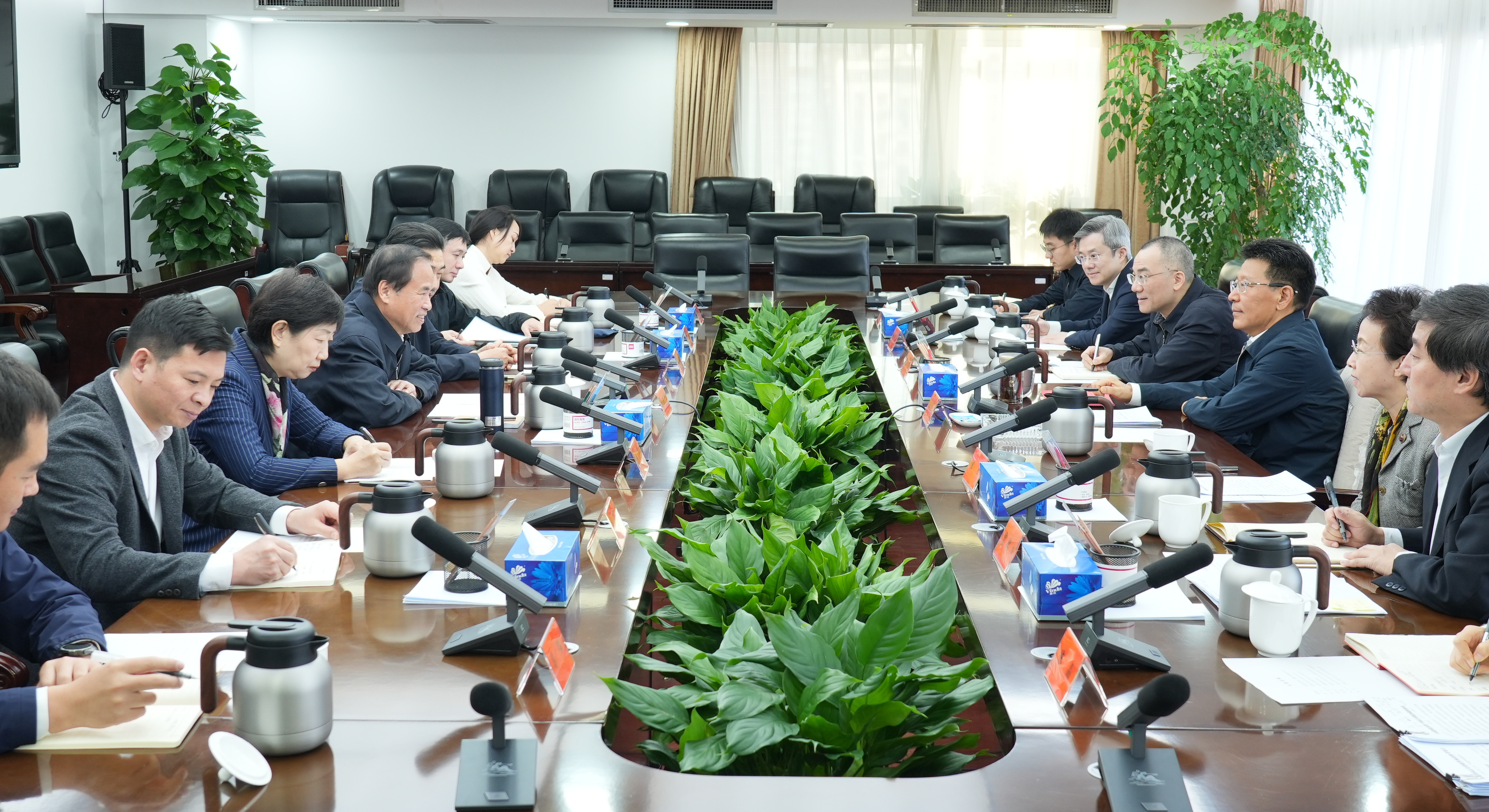 王靈桂會見全國政協港澳臺僑委員會主任劉賜貴