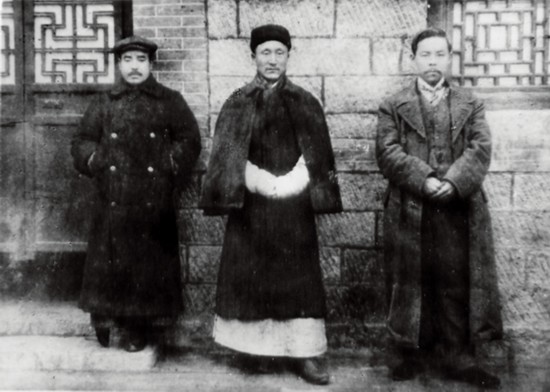 1911年徐鏡心與倉谷箕藏、張靜齋合影.jpg