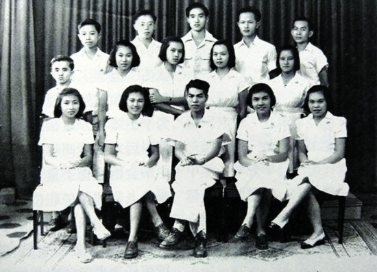 陳清泉初中畢業(yè)合影（1950年，后排左起第一位）.jpg