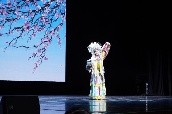 京劇表演藝術家、梅派男旦傳人胡文閣表演《貴妃醉酒》。人民日報記者 張洋攝