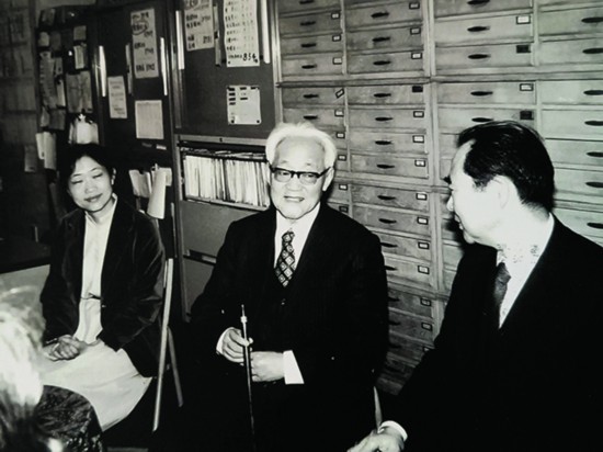 巴老訪問日中文化交流協會事務局左起李小林、巴老、白土吾夫.jpg