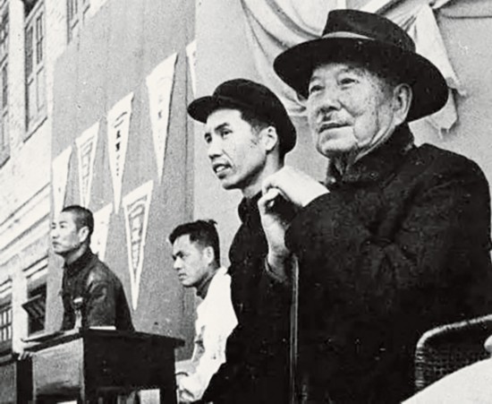 1955年，陳嘉庚（右1）參觀集美學校運動會.jpg