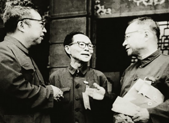 吳學周（中）與唐敖慶、王大珩交談。.jpg
