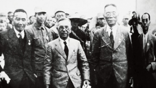 南洋華僑慰勞團(tuán)陳嘉庚（前左二）、李鐵民（前左一）、侯西反（前右二）等人抵達(dá)延安時留影.jpg