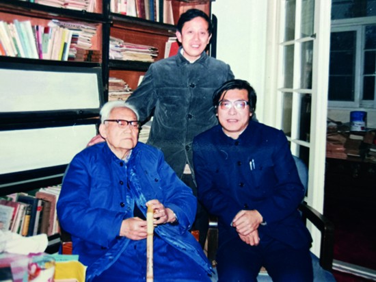 在巴老書房左起巴金、徐鈐（上海作協外聯室主任）、作者.jpg