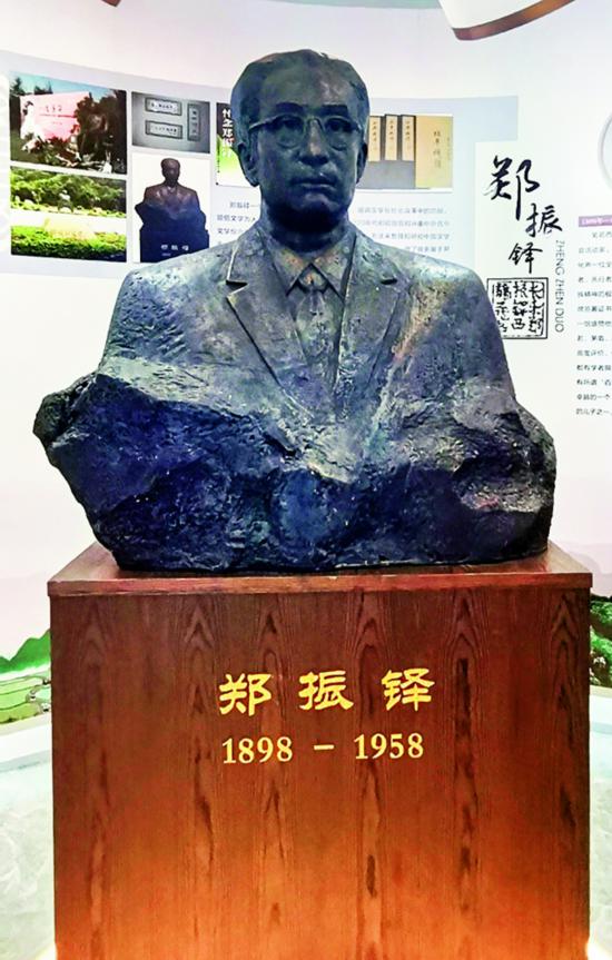長樂首占村史館鄭振鐸先生塑像.jpg